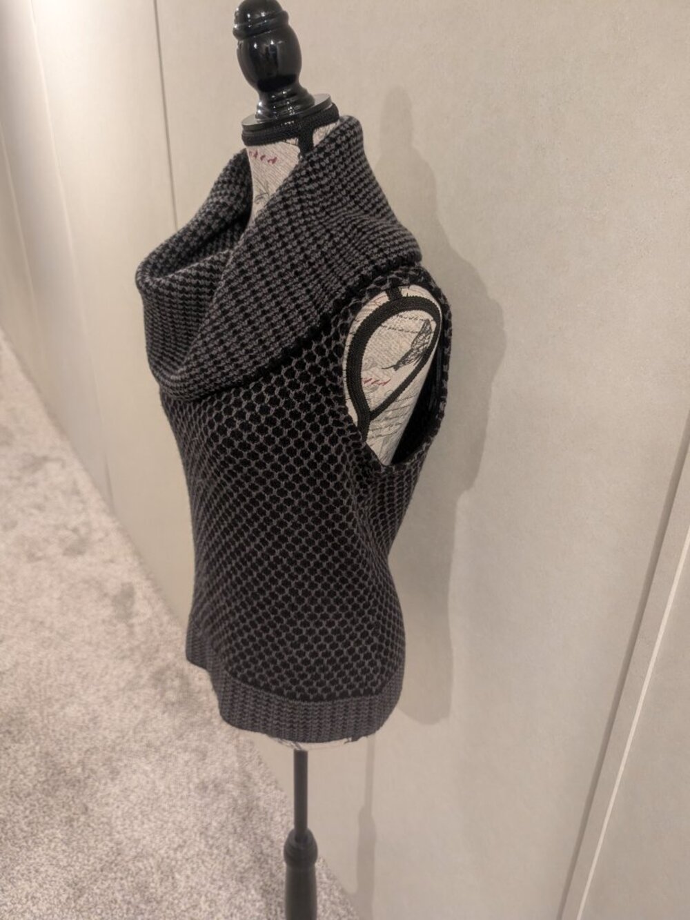 Nine West Black & Gray Honeycomb Knit Sleeveless Hooded Sweater Size Medium - Picture 2 of 8